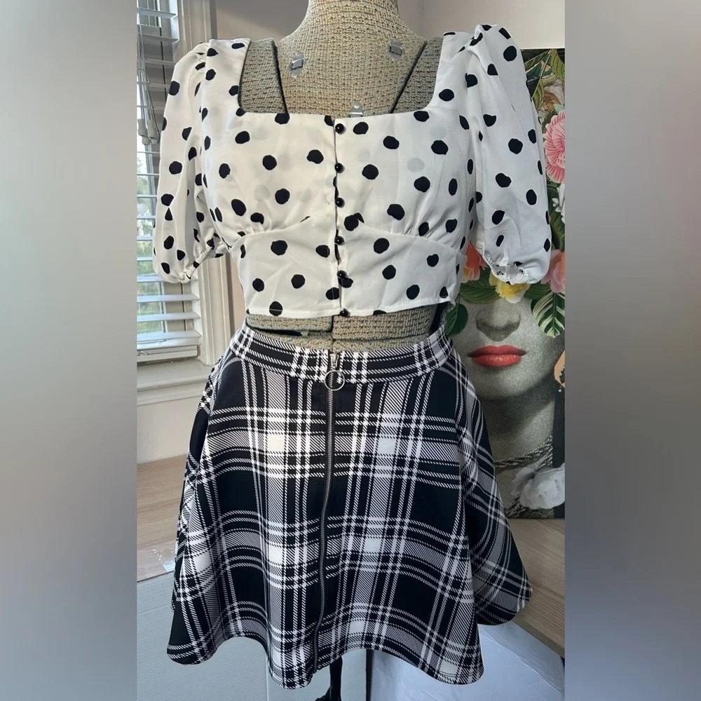 HOT TOPIC BLACK/WHITE PLAID O-RING SKATER SKIRT. Sz. Sm. FUN, FLIRTY, COMFY